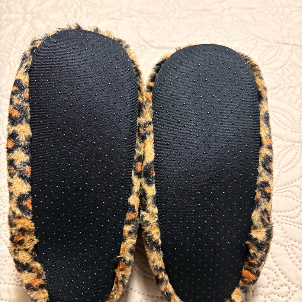 NWT faux fur comfortable sherpa-like lined slippers leopard print, shoe sz 4-10 - Picture 7 of 8